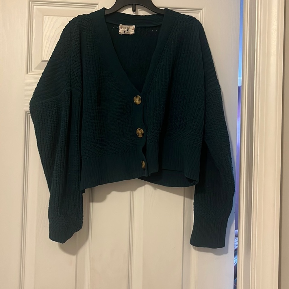 Green crochet crop. Super V-neck